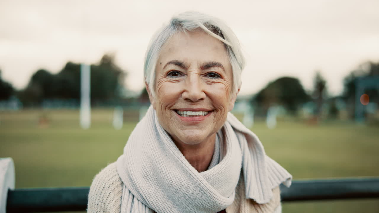 лицо, старшая женщина и улыбка на скамейке в парке