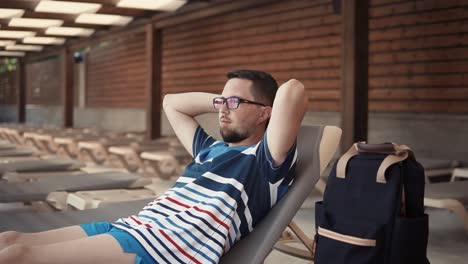 hombre relajándose en la piscina.