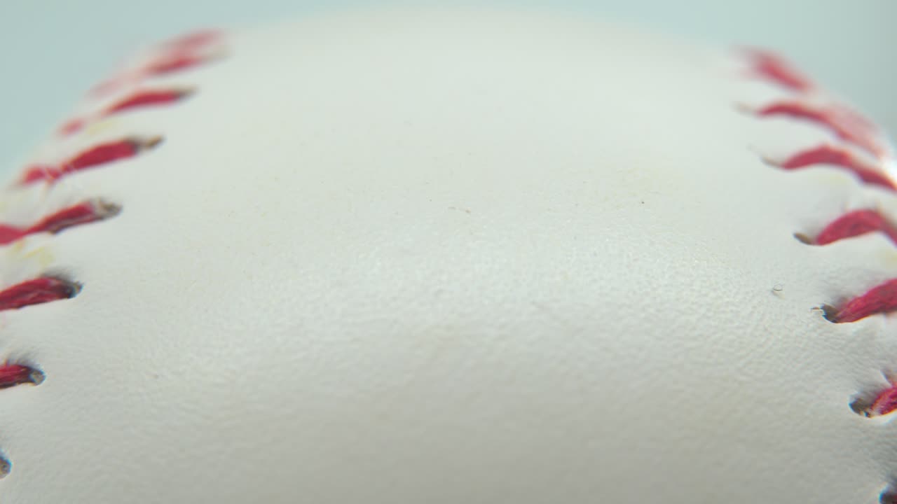 색 베이스볼의 영화적 부드러운 매크로, 빨간 에 클로즈업, 반이는 스탠드에 야구, 전문 스튜디오 조명, 4k 비디오, 아래로 기울어