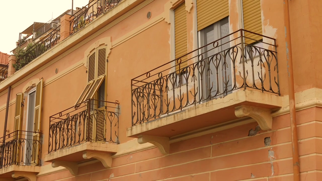 Bela varanda italiana com uma porta de madeira tradicional na pequena cidade da Riviera Italiana, Imperia, Itália