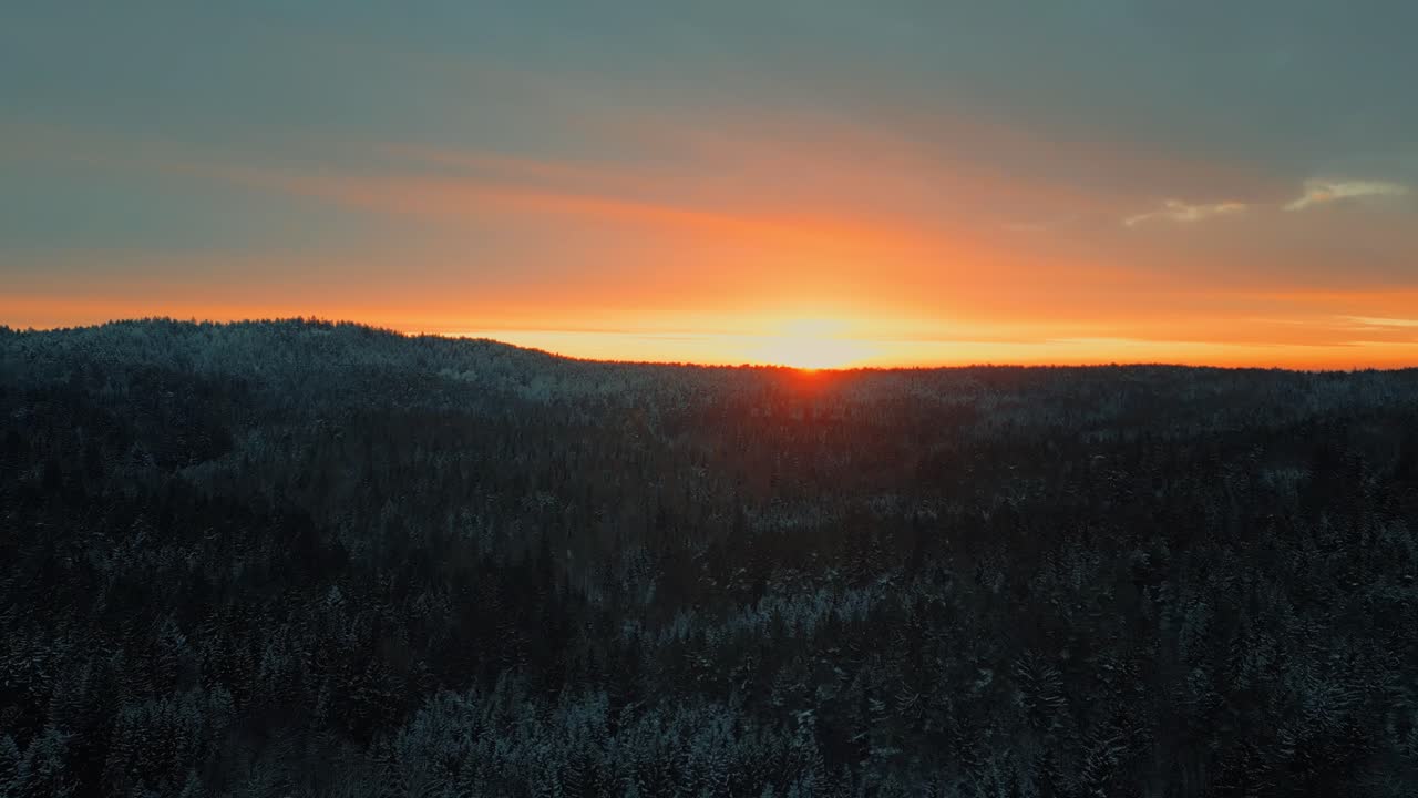 brillante y colorido atardecer de invierno sobre baviera, bosque bávaro, alemania