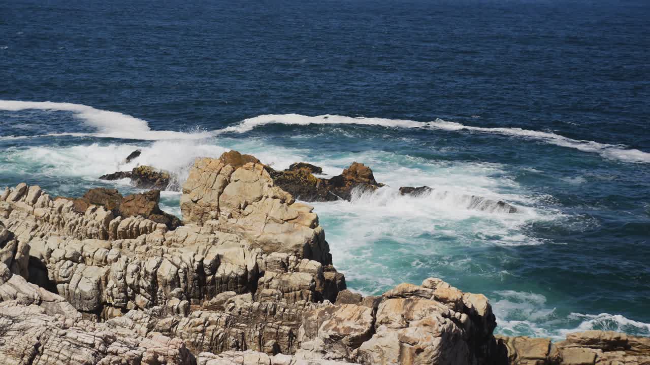 hombre afroamericano haciendo ejercicio al aire libre caminando en el campo en una costa