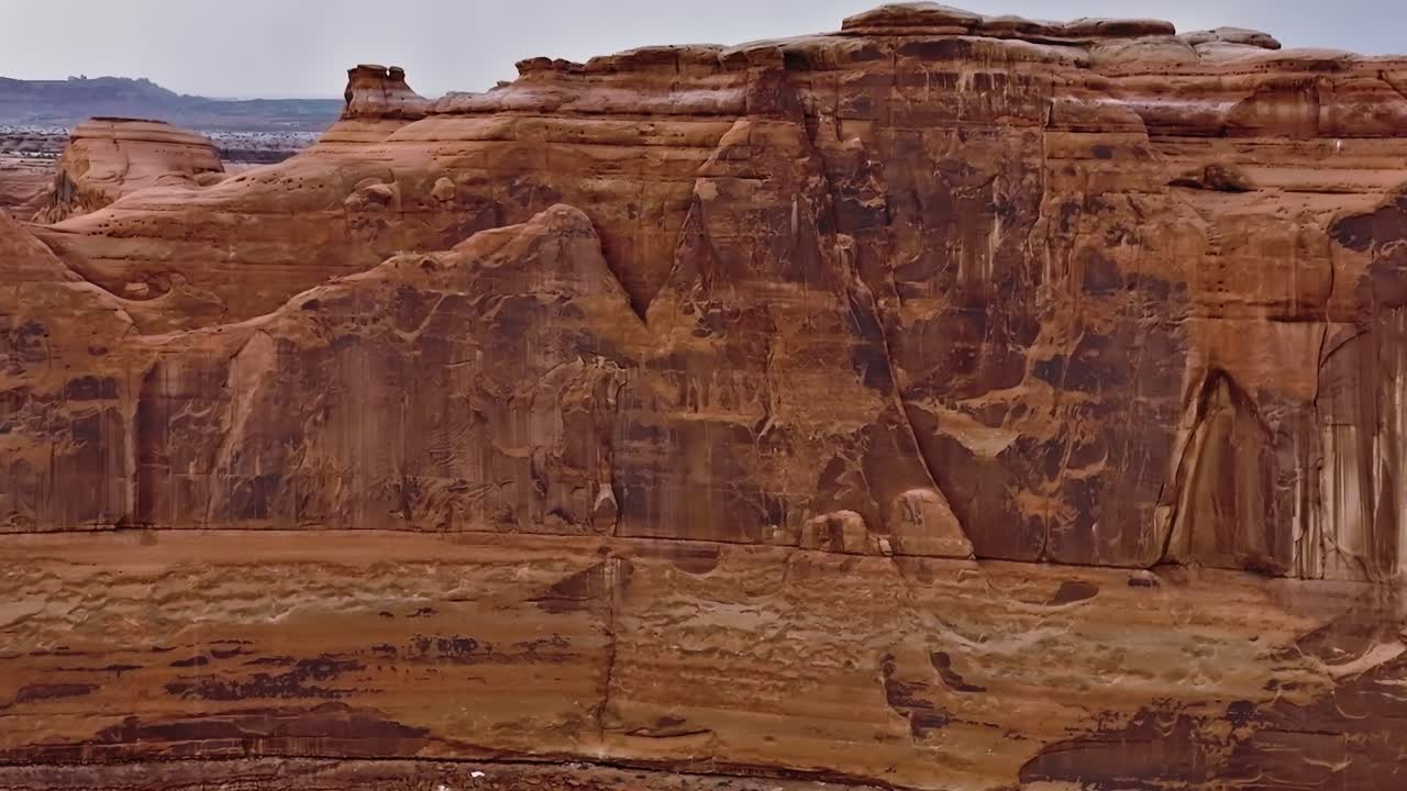Esplorando gli ampi paesaggi della valle di Moab, Utah, USA a mezzogiorno