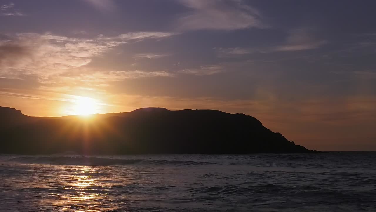 tomada estática del atardecer sobre el promontorio en la playa de dail beag en la isla de lewis, parte de las hébridas exteriores de escocia