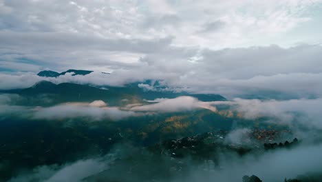 maravillarse con el magnífico bosque nuboso de yungas con majestuosos picos de montaña en el fondo y la encantadora ciudad de coroico visible debajo de la cubierta del bosque exuberante