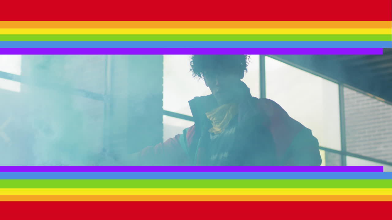 animación de la bandera del arco iris sobre el hombre afroamericano con llamarada