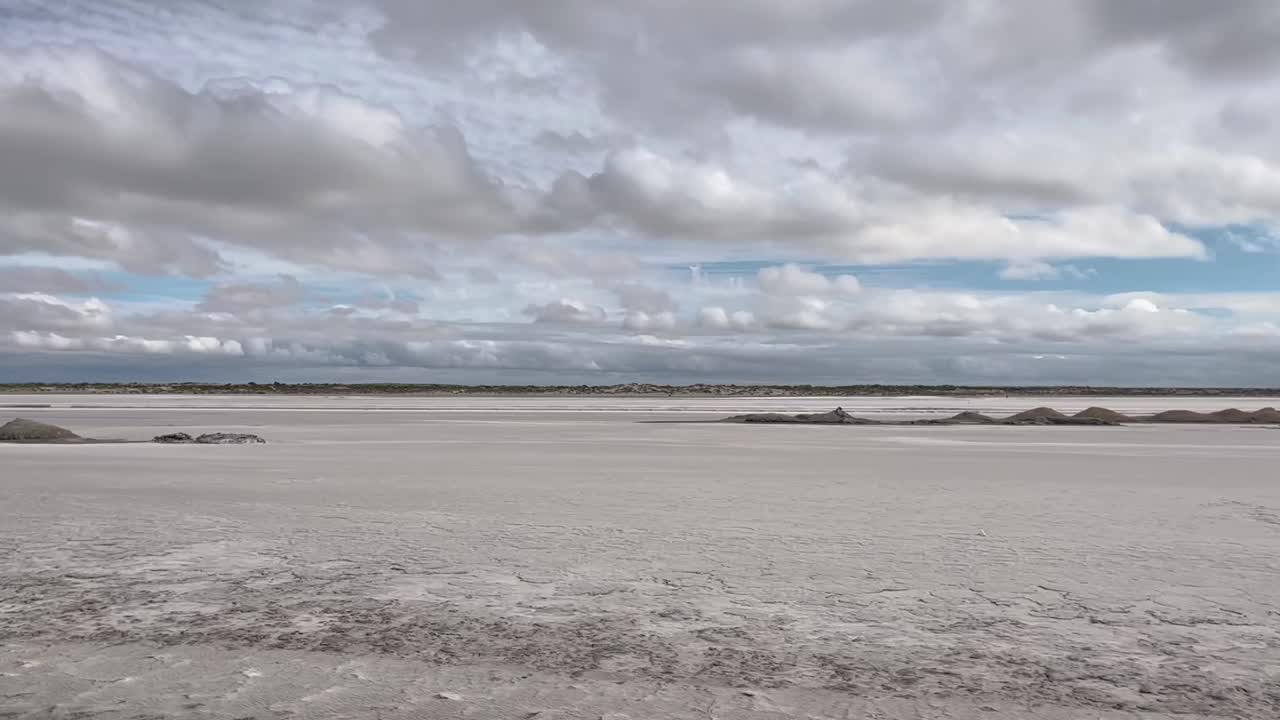 paisaje plano de sal desde una ventana de coche, en un cielo nublado