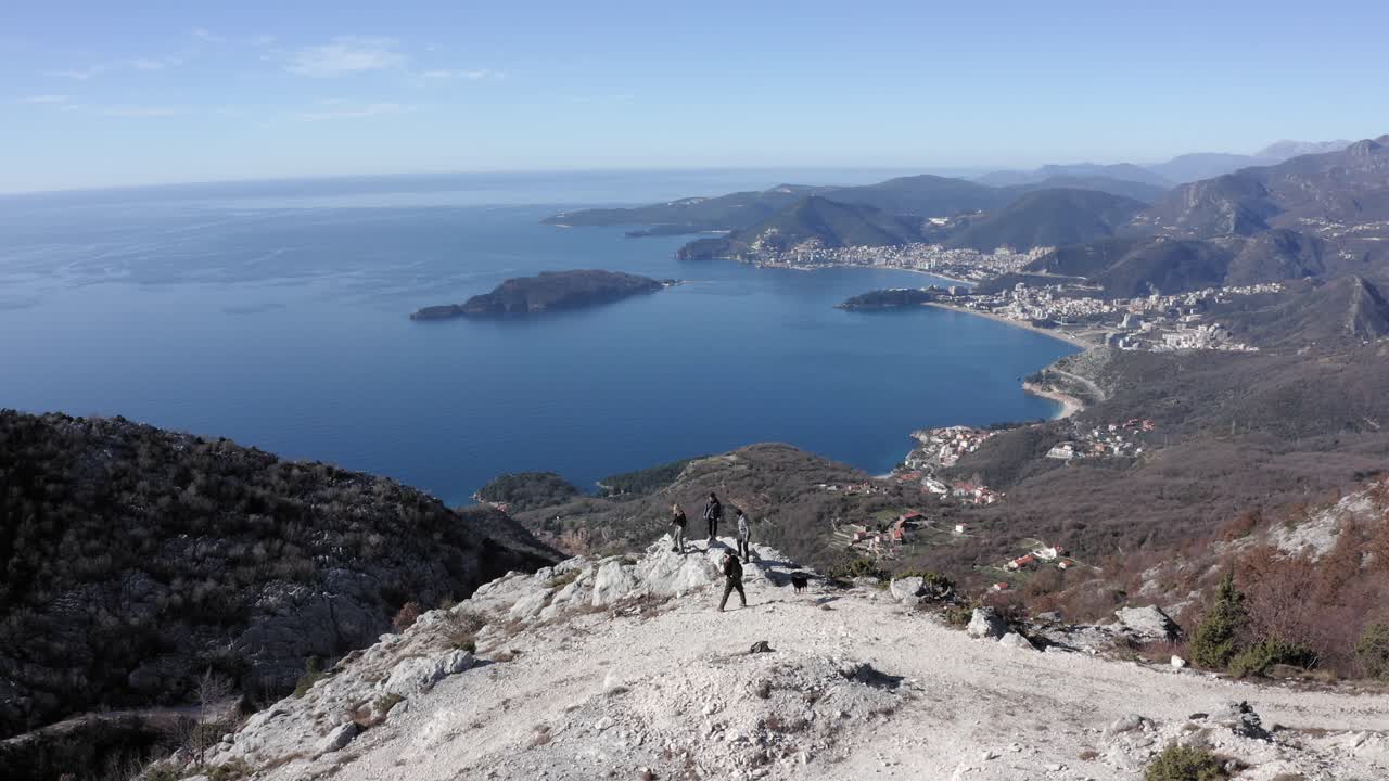 aéreo - personas que visitan el fuerte kosmac y el mar adriático, montenegro, circle pan