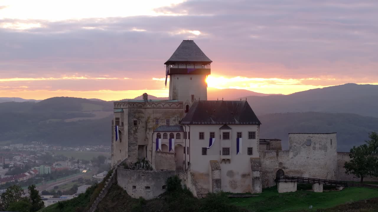 Aperçu aérien du château de Trencin dominant la ville qui s'éveille