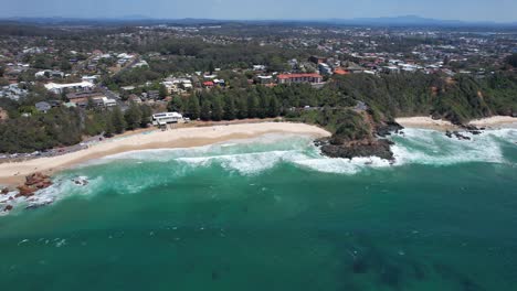 Luftaufnahme-Des-Strandes-Von-Flynns-Mit-Blauer-Meereslandschaft-In-New-South-Wales,-Australien-–-Drohnenaufnahme