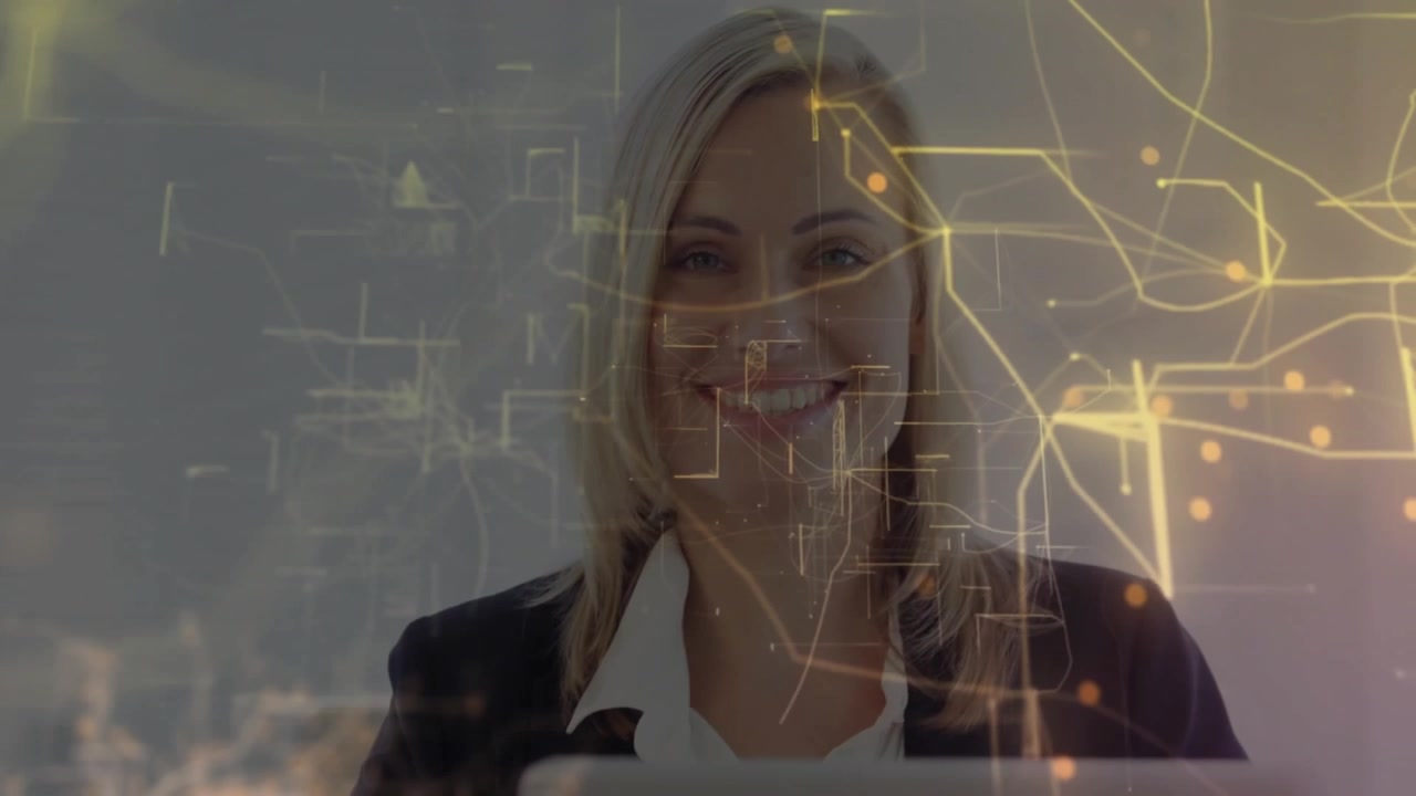 Empresária Sorridente Trabalhando no Laptop com Sobreposição Abstrata de Rede Digital