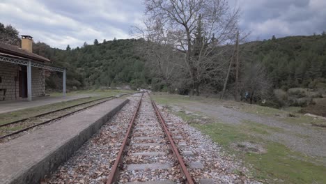 Verlassener-Bahnhof-Auf-Der-Peloponnes,-Griechenland---Drohnenaufnahme