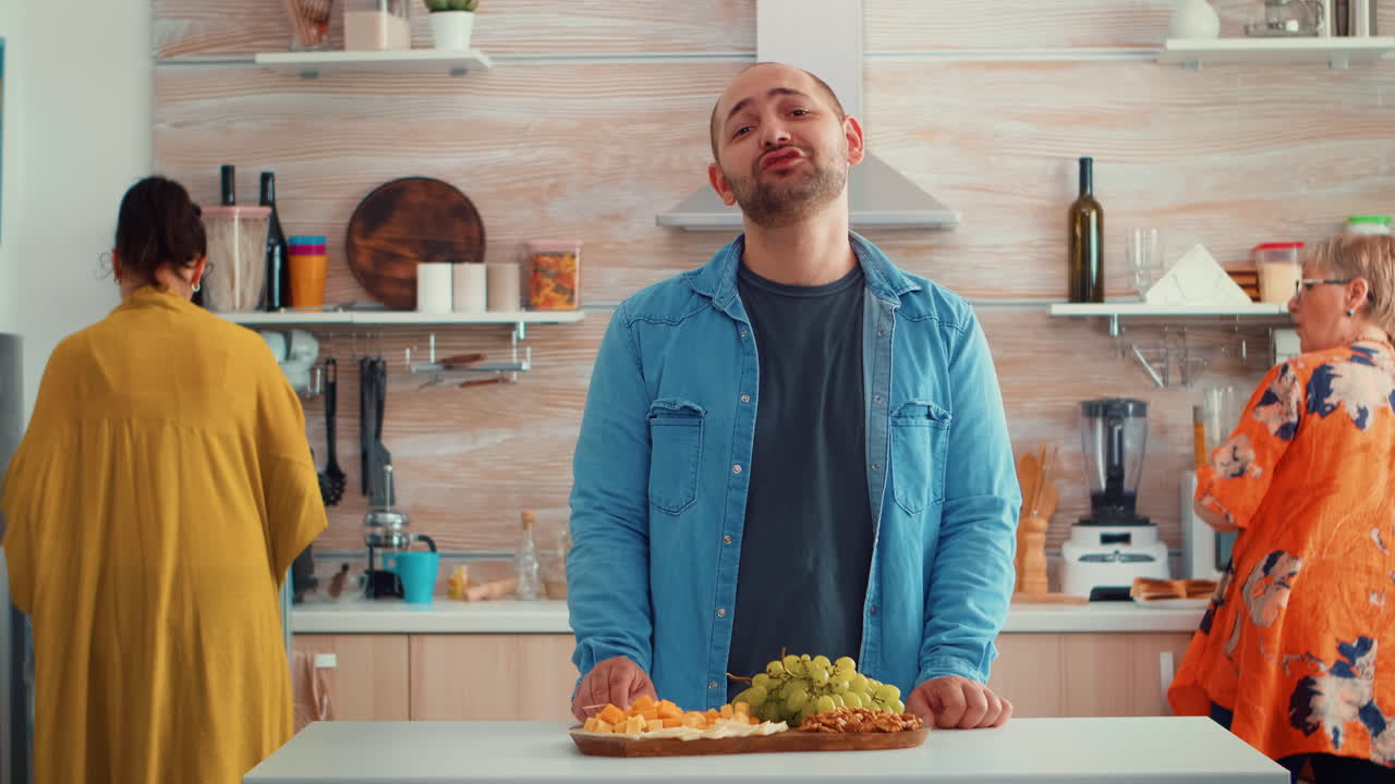 hombre teniendo una llamada de video en la cocina