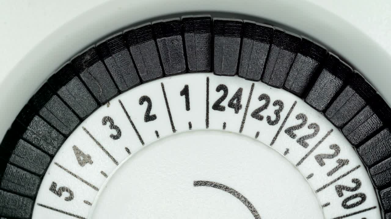 벽에 있는 시간 시계의 더 가까운 모습