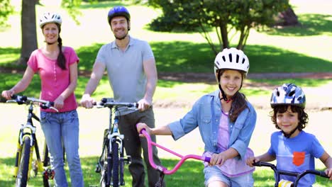 Lächelnde-Familie-Auf-Einer-Gemeinsamen-Radtour-Im-Park