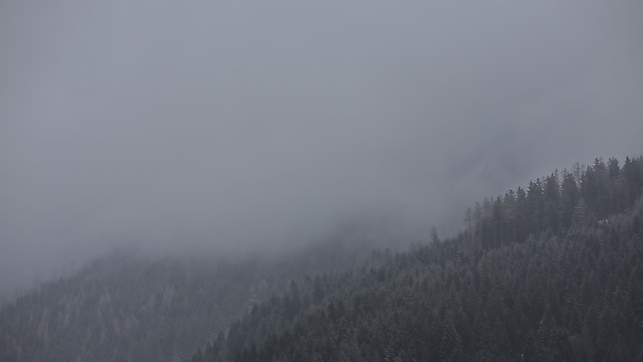 niebla y nubes en una colina de montaña