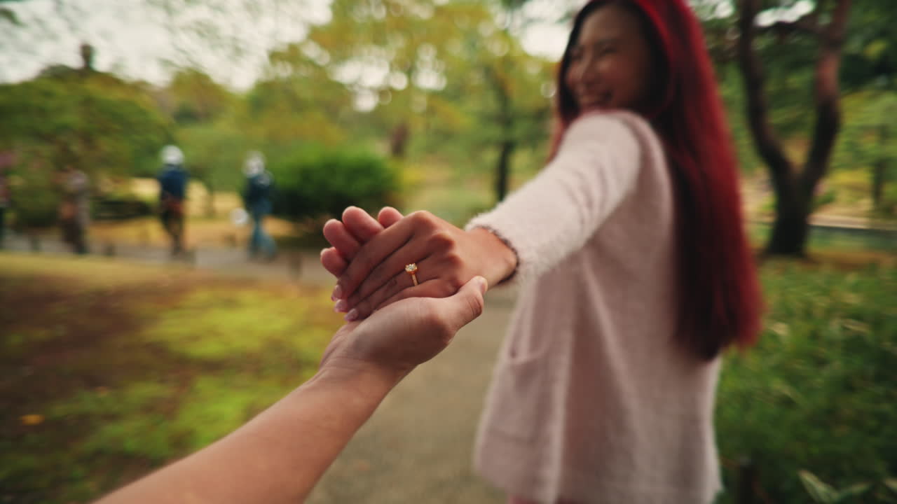 공원 에서 손을 잡고 있는 부부