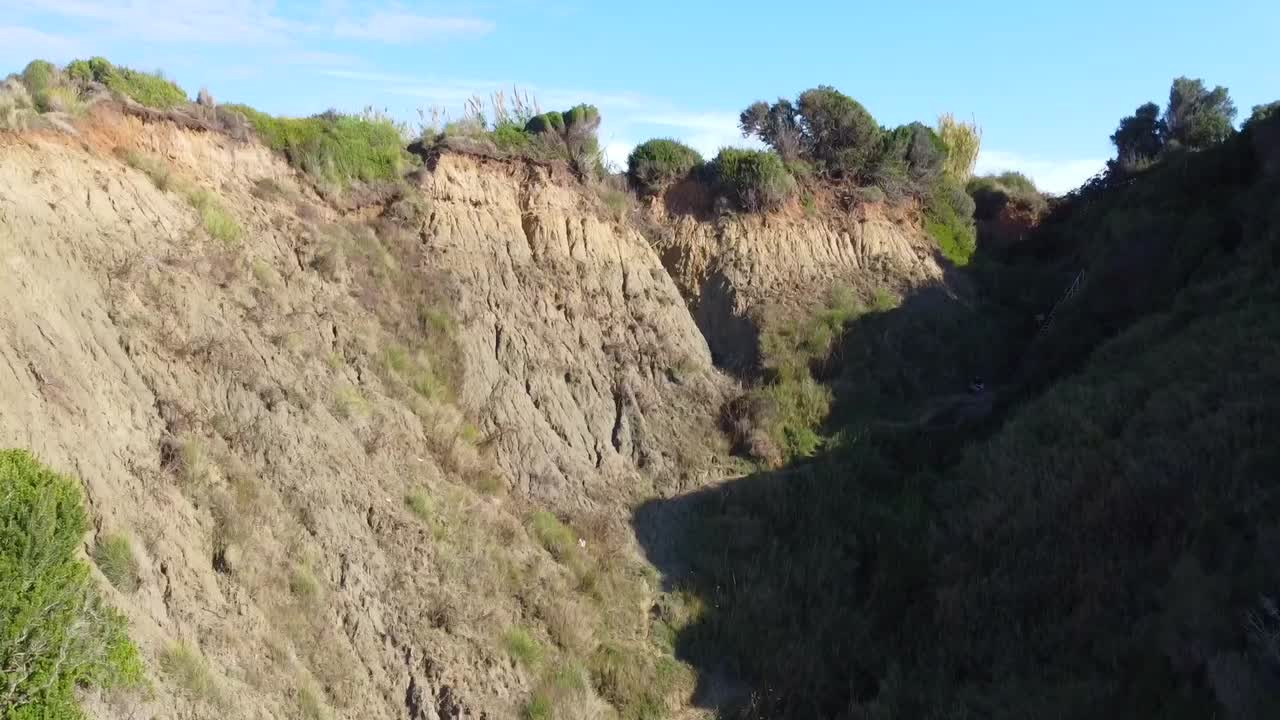 fantástico vuelo aéreo de drones que se eleva lentamente desde el fondo de un cañón sobre el acantilado hasta la villa paraíso naturaleza salvaje playa de ensueño corfú grecia otoño de 2021 cinemático 1080, 60p por philipp marnitz