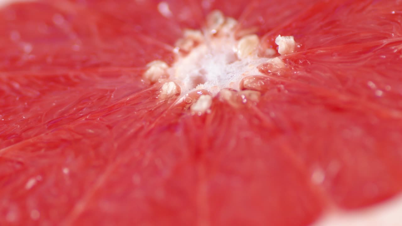 익은 그레이프프루트의 조각은 천천히 회전합니다.