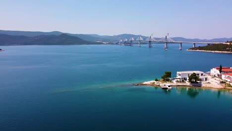 Eine-Atemberaubende-Luftaufnahme-Der-Peljesac-Brücke,-Ein-Meisterwerk-Der-Ingenieurskunst,-Die-Das-Wunderschöne-Mittelmeer-überquert