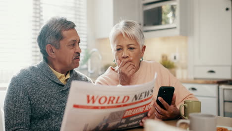 pareja de mayores, lectura y periódico en el hogar