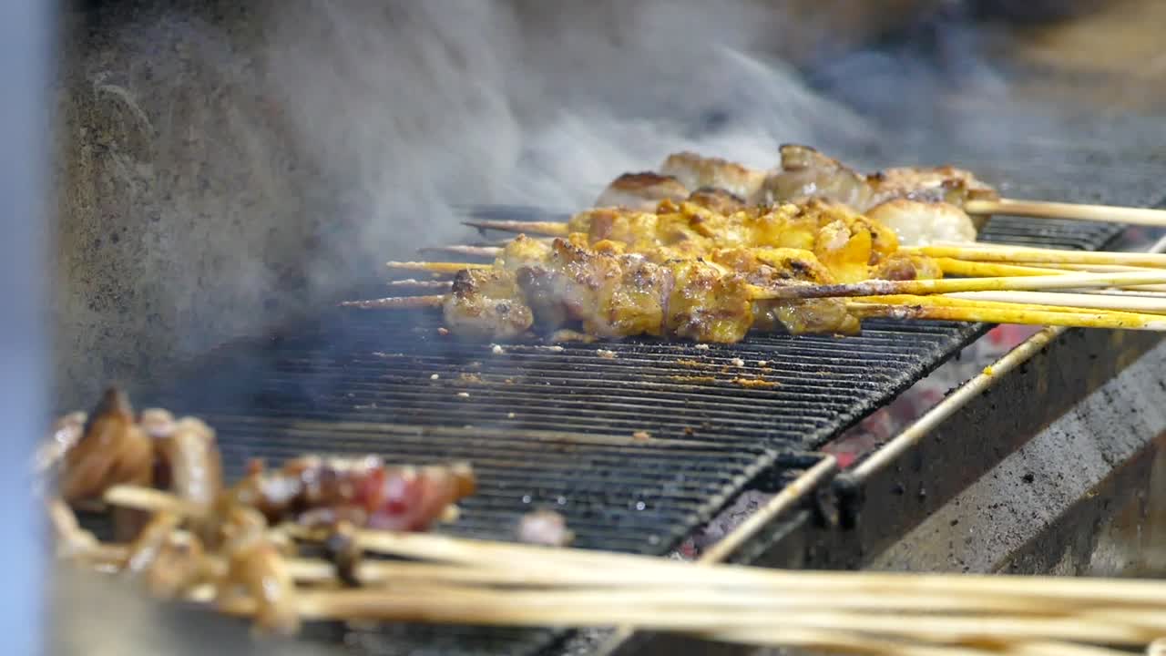 Grillattua lampaanlihaa vartaissa kuumilla hiilillä yötorin katukeittiössä.