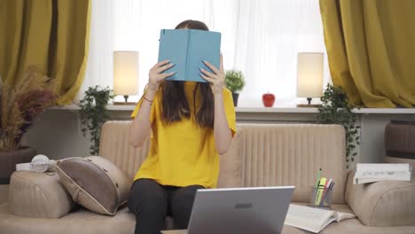 una estudiante divertida y alegre.