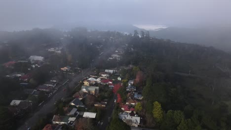 Avión-Teledirigido-Sobre-La-Pintoresca-Ciudad-De-Katoomba-Durante-Una-Mañana-Nublada