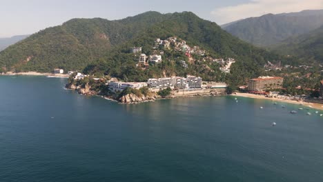 pan aéreo establece la aldea de mismaloya con barcos anclados en la orilla arenosa