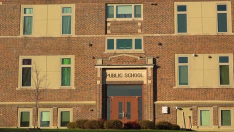 Ein-Allgemein-Aussehendes-Altes-öffentliches-Schulgebäude-In-Riverside-Iowa-1