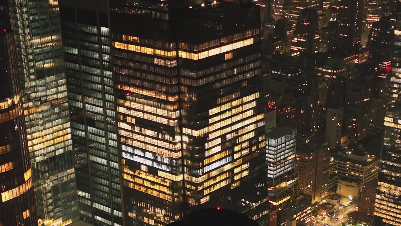 Vista aérea do horizonte iluminado de Midtown Manhattan à noite