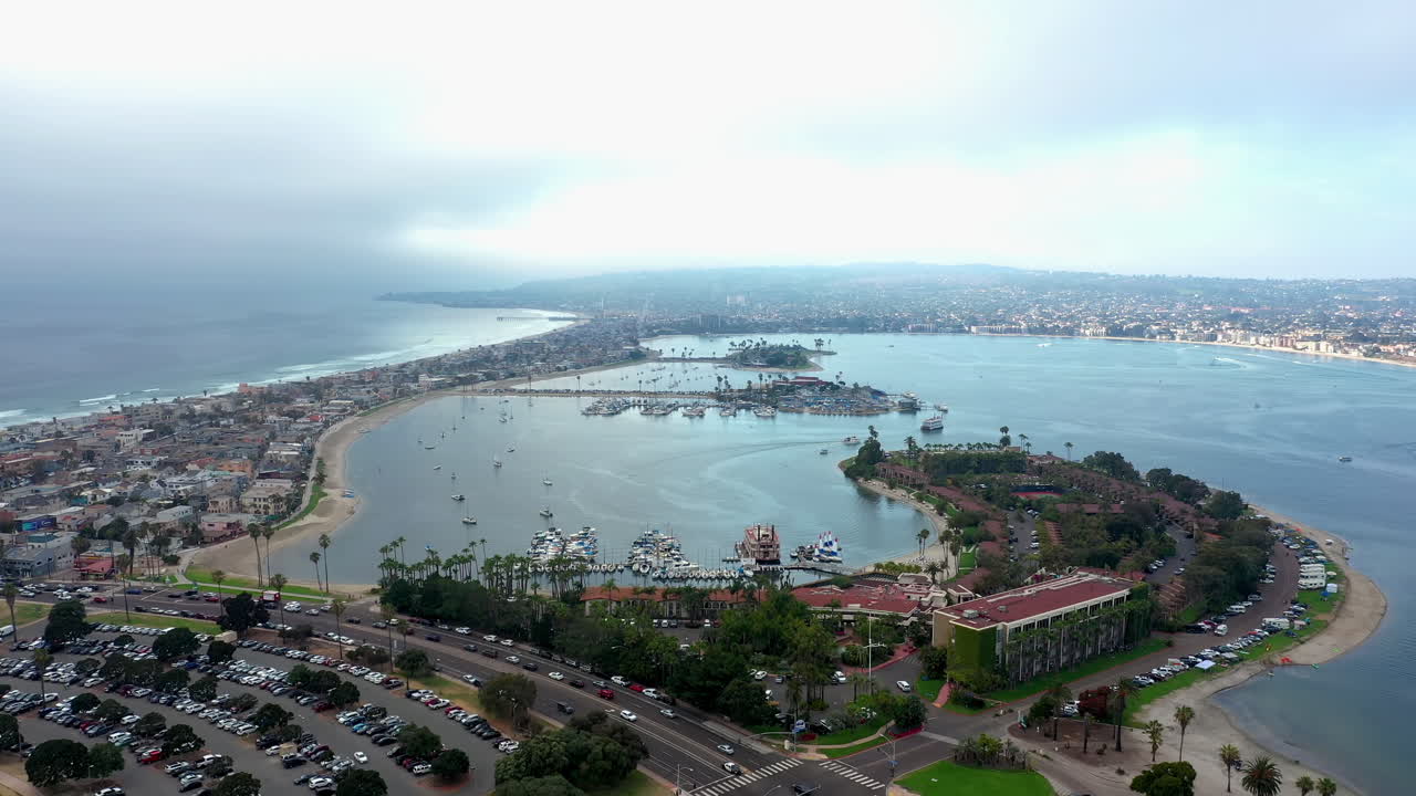 vista aérea de la cala de santa barbara y la playa de bahia point cerca de la bahía de la misión en un día brumoso en san diego, california