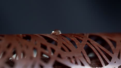 una persona decoró un chocolate con un papel dorado, disparo de cerca, insertar disparo