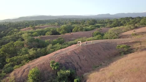 toma aérea de la colina de los teletubbies en bali