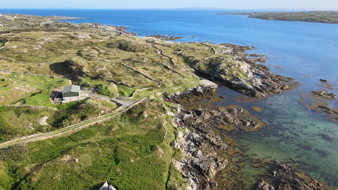 아일랜드 코네마라에서 화창한 날 바위 해안 옆에 있는 북대서양의 잔잔한 바다