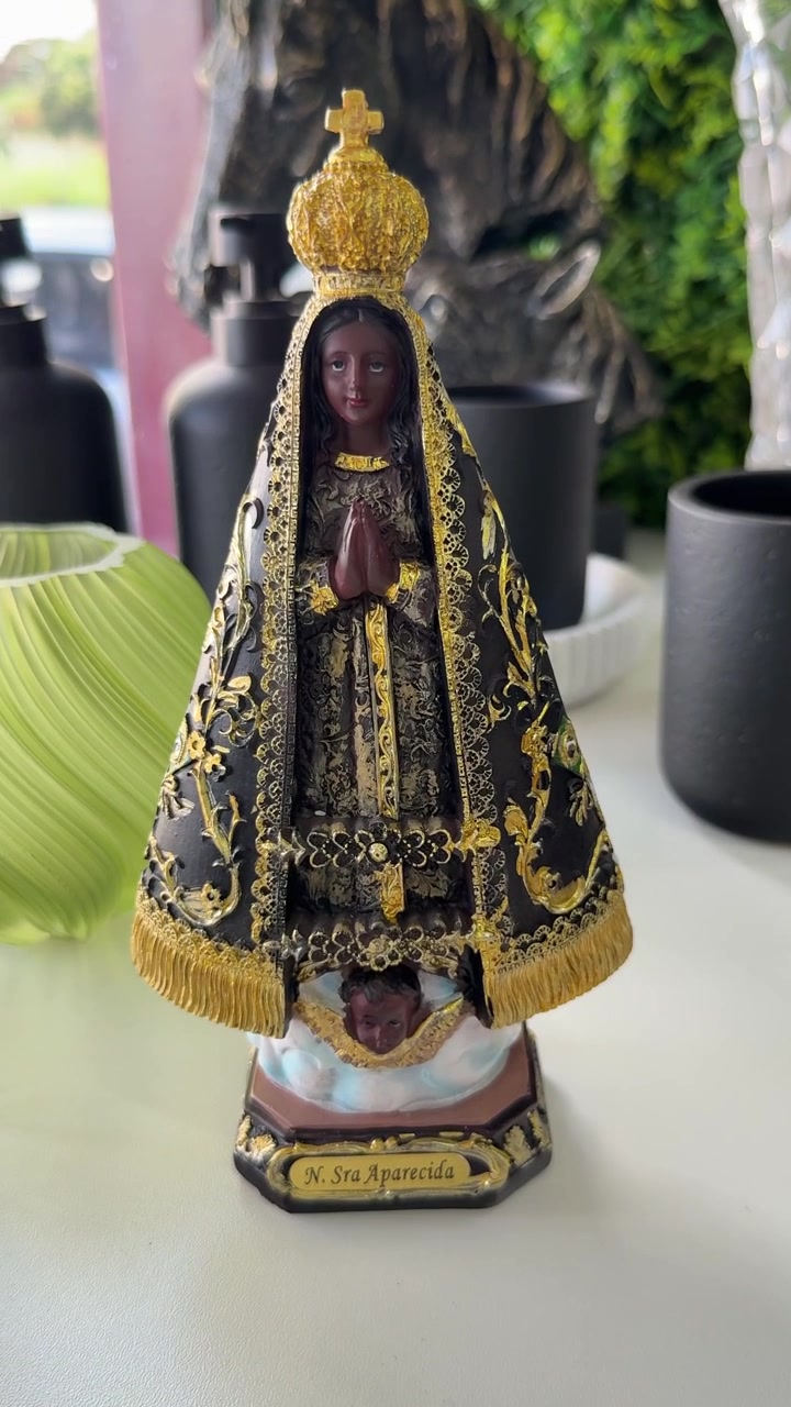 Statua di Nostra Signora di Aparecida su un tavolo