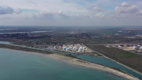 grandes tanques de almacenamiento de refinerías industriales de petróleo columnas de destilación vista aérea