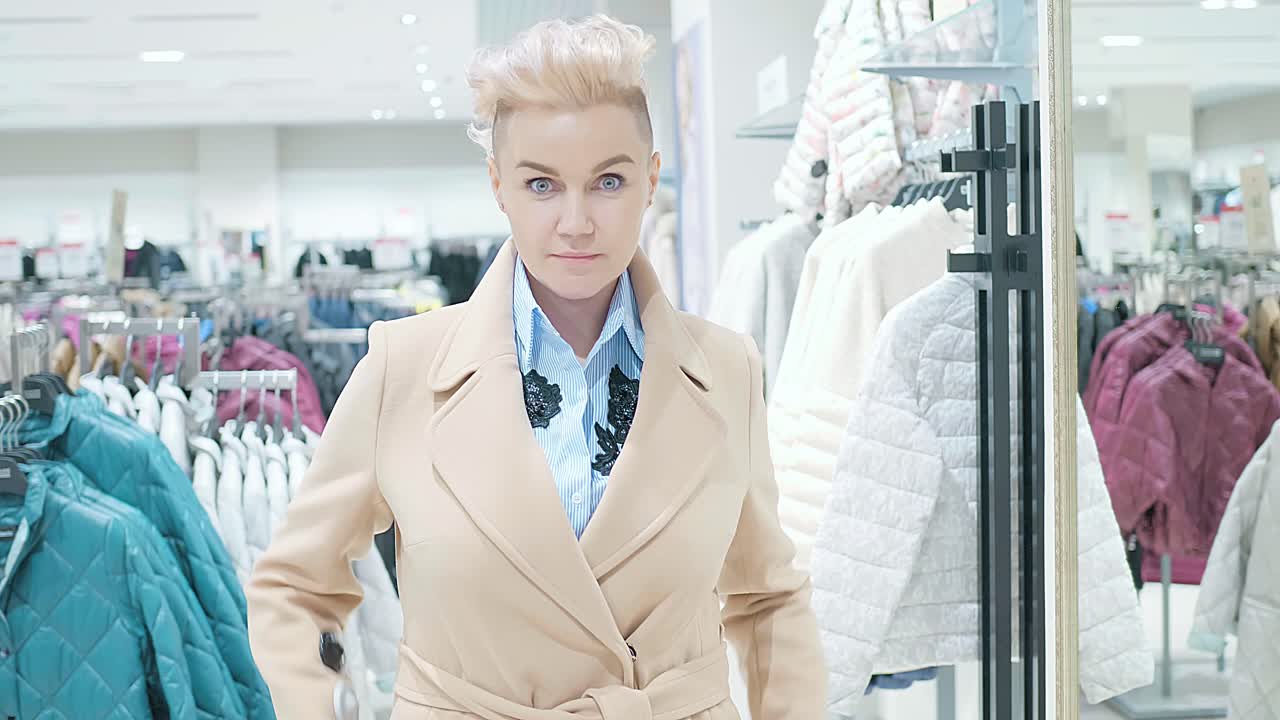 женщина покупает одежду в розничном магазине