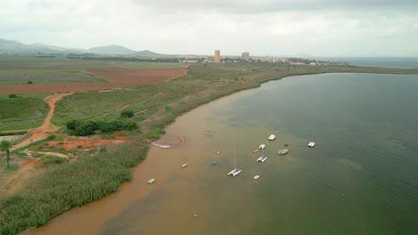 Camping-La-Manga-En-Murcia-Imagenes-Aereas-De-La-Playa-Pequeños-Barcos-De-Pesca-En-La-Laguna