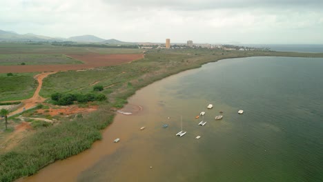 camping la manga en murcia imágenes aéreas de la playa pequeños barcos de pesca en la laguna