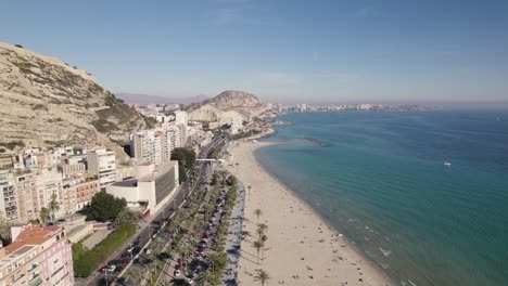 Vista-Aérea-Hacia-Atrás-Sobre-Una-Hermosa-Playa-En-Alicante,-España