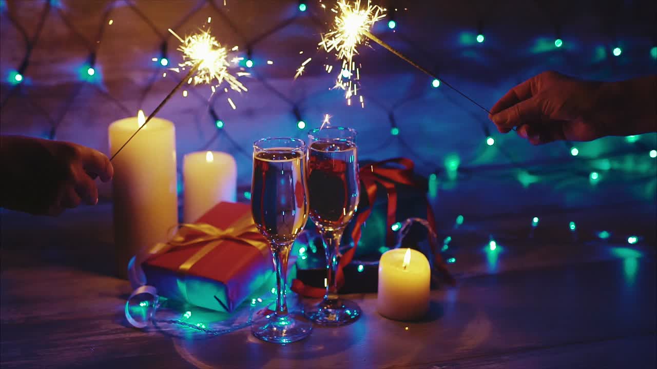 празднование нового года с искрами и шампанским.