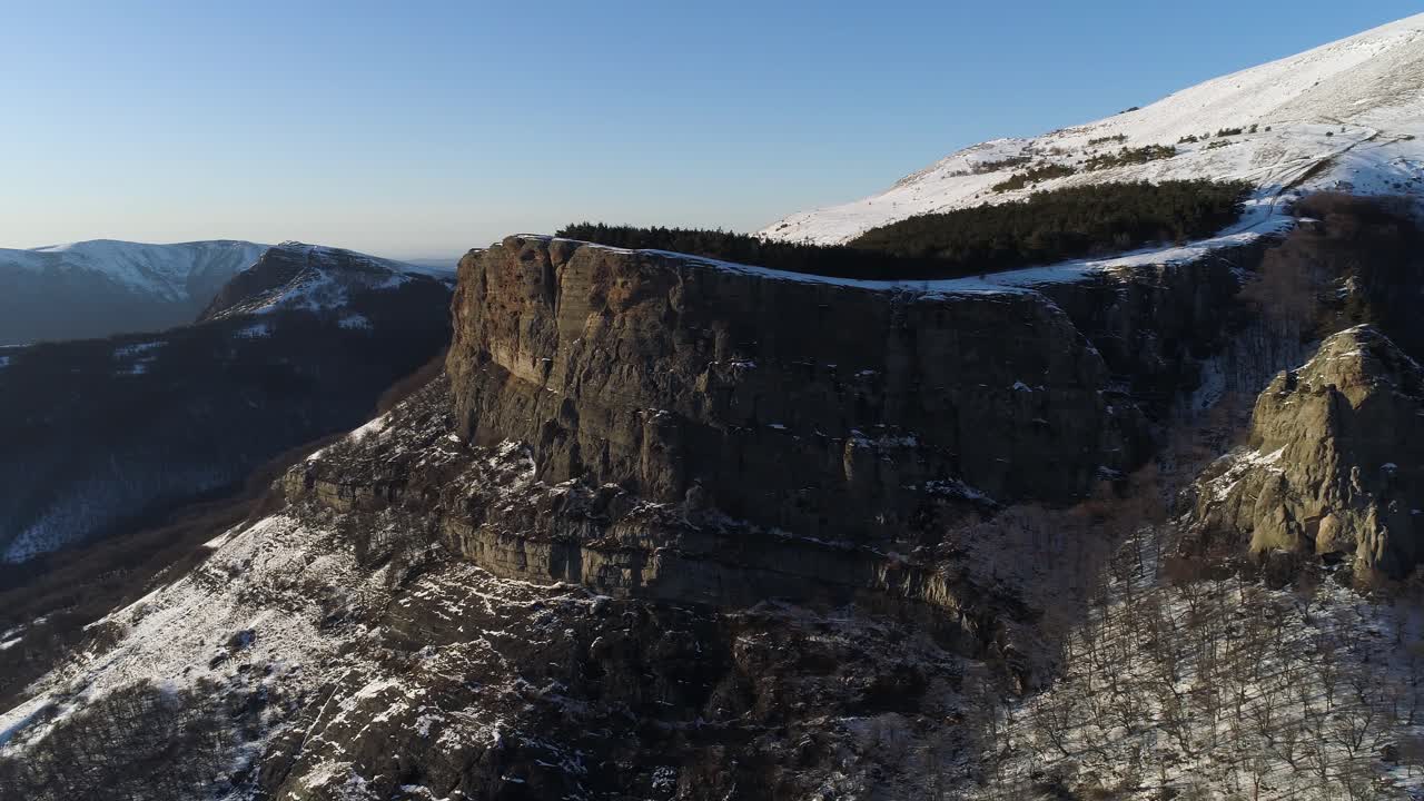 눈 인 산꼭대기 와 절벽