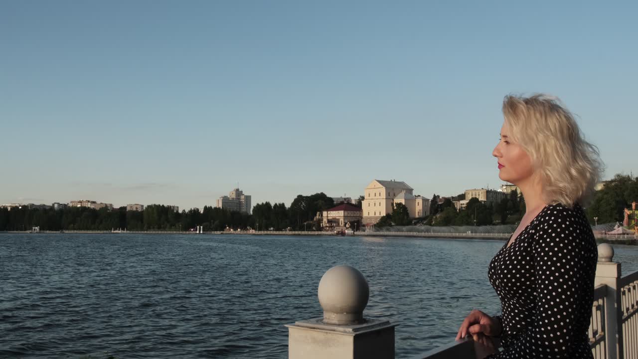 красивая блондинка у моря в красивом платье