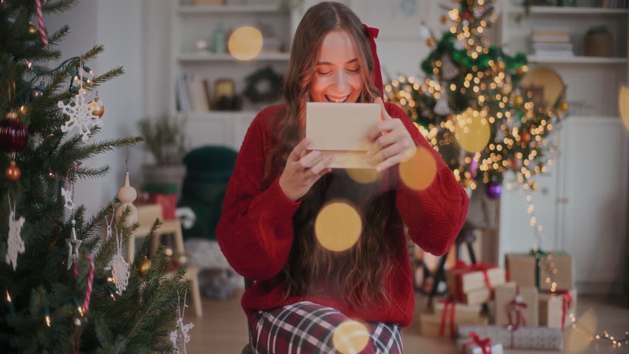 mujer asombrada quitando colgante de la caja de regalos de madera durante la navidad