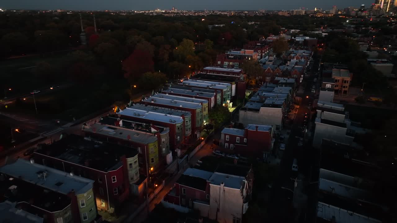 casas en la ciudad metropolitana de estados unidos por la noche
