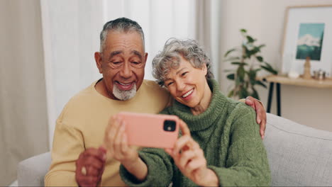 Pareja-Mayor,-Amor-Y-Feliz-Selfie-En-El-Sofá-De-Casa