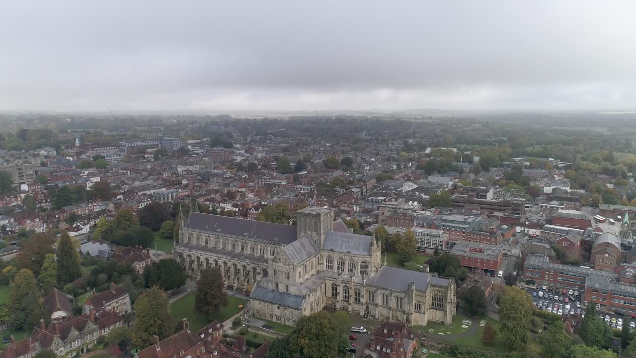 Carrellata aerea in avanti sopra la Cattedrale di Winchester