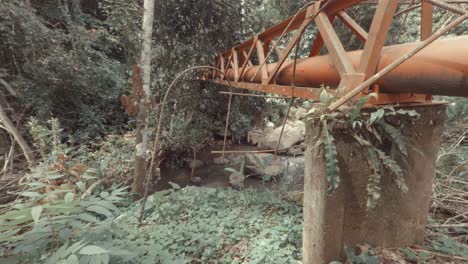 tiro del río hacia el tubo naranja