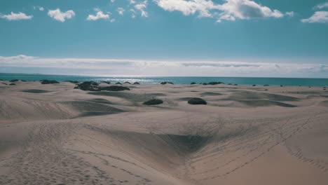 Arena-Como-En-El-Sahara-En-Una-Enorme-Llanura-Y-Océano-Al-Fondo